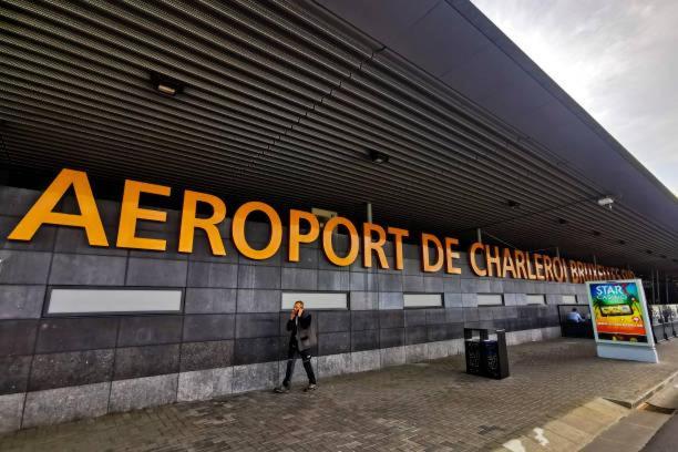 Station 64 B1 Charleroi-Airport Villa Bagian luar foto