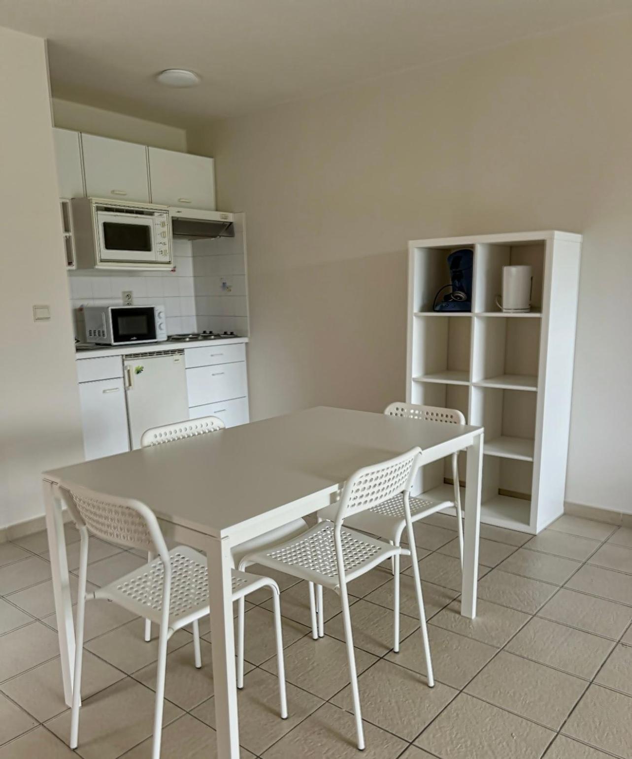 Station 64 B1 Charleroi-Airport Villa Bagian luar foto