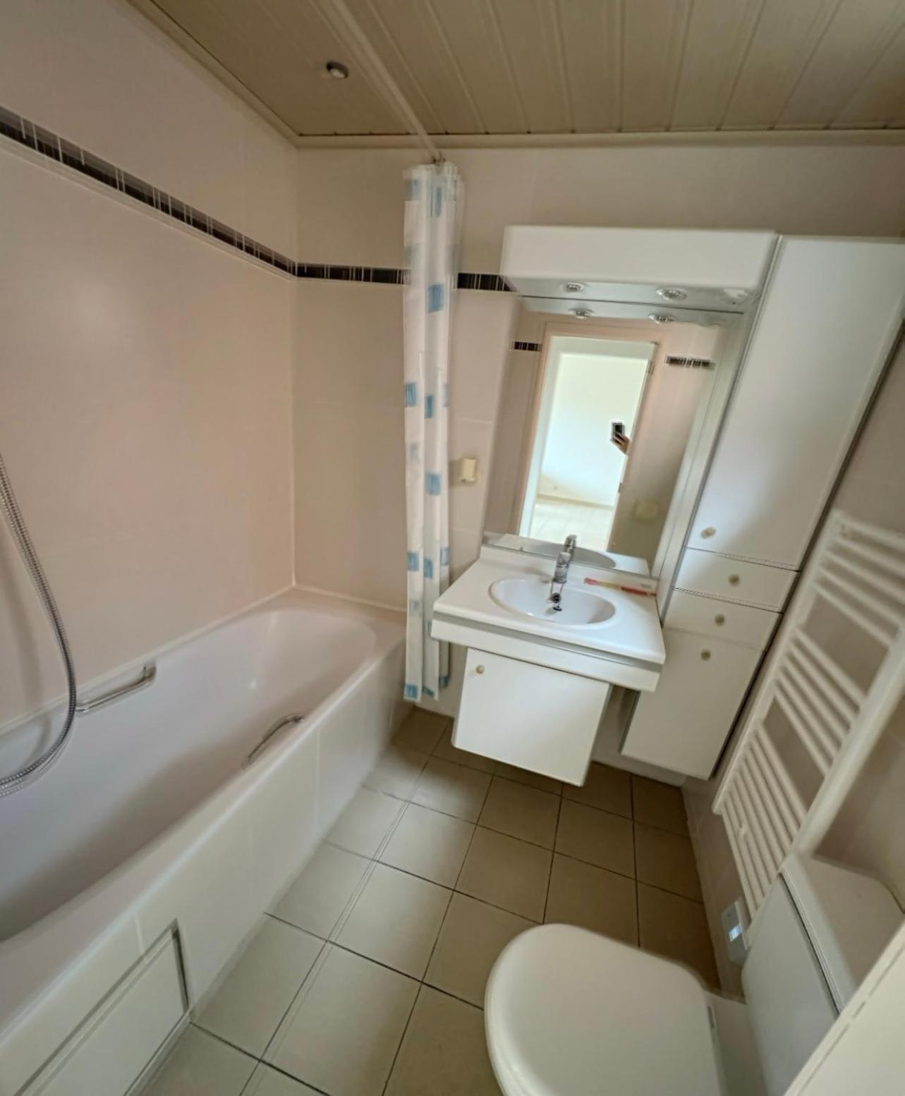 Station 64 B1 Charleroi-Airport Villa Bagian luar foto