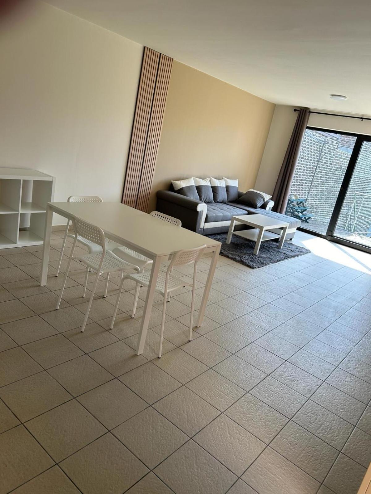 Station 64 B1 Charleroi-Airport Villa Bagian luar foto